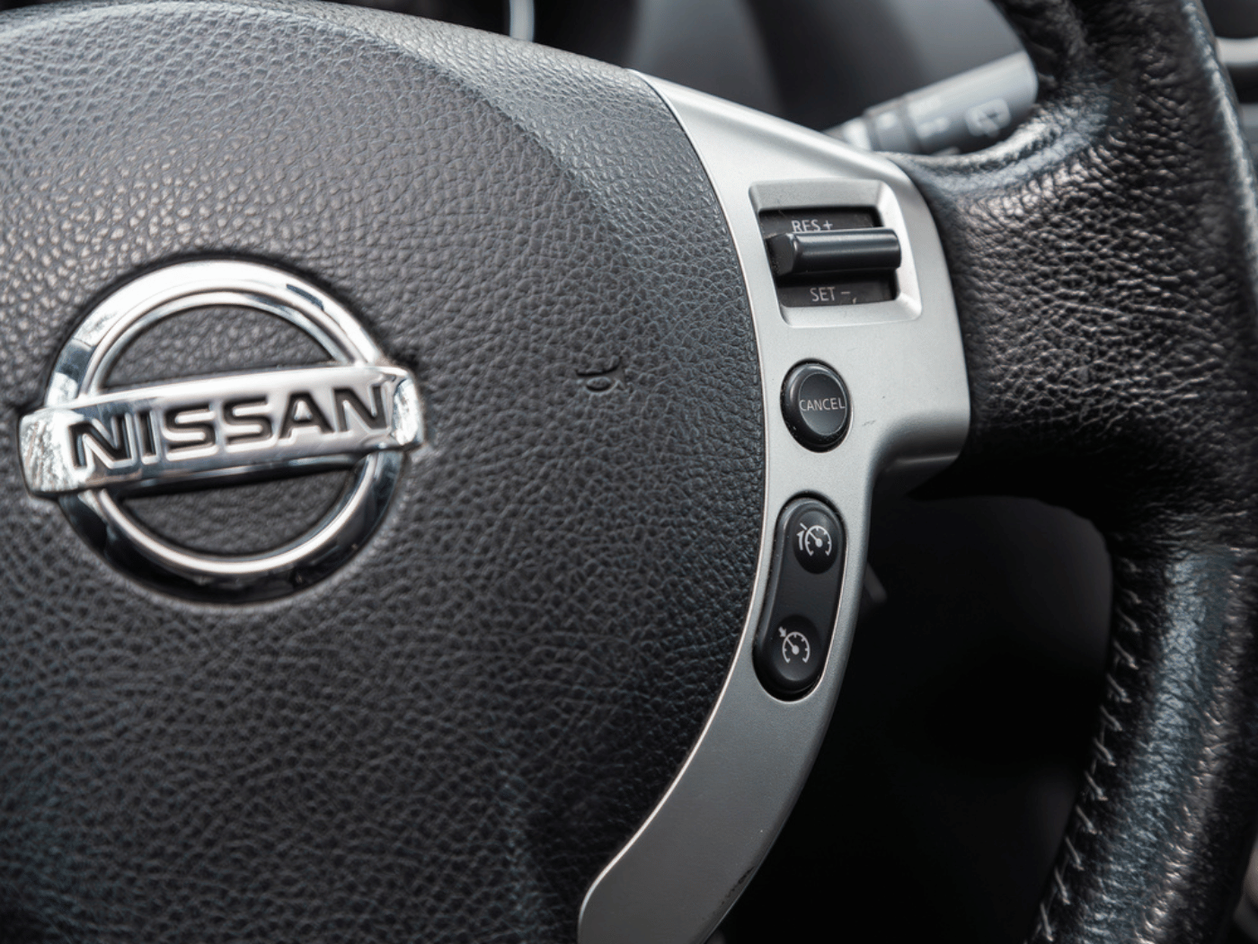 Nissan Logo in einem Autohaus